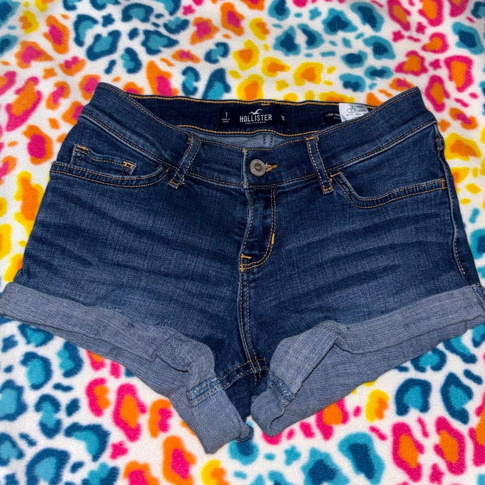 HOLLISTER LOW-RISE SHORT-SHORT ADVANCED STRETCH